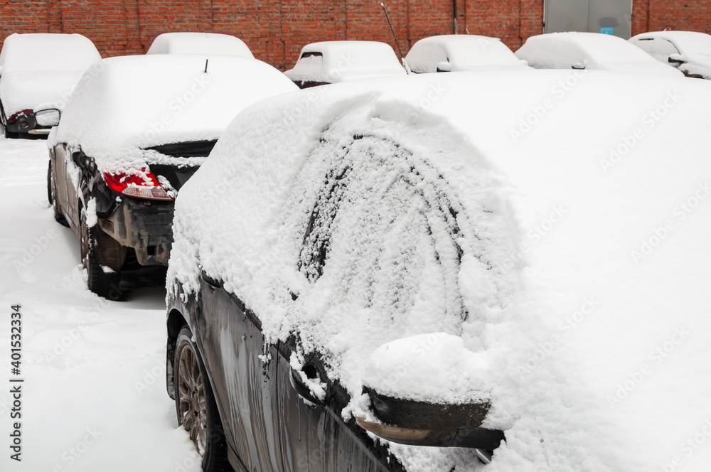 Cars covered with a thick layer of snow Cars covered with a thick layer of snow