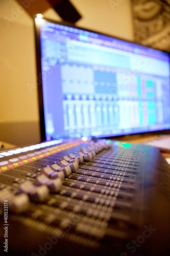 Photos Table de mixage et ordinateur - studio d'enregistrement musique - bureau de trav