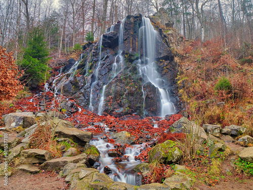 Radau Wasserfall, zwischen Torfhaus und Bad Harzburg im Harz / Bundesland Niedersachsen. Er besitzt eine Fallhöhe von 22 m.