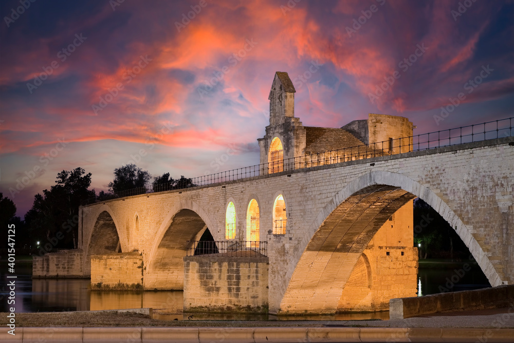 berühmte Brücke vom Avignon beleuchtet
