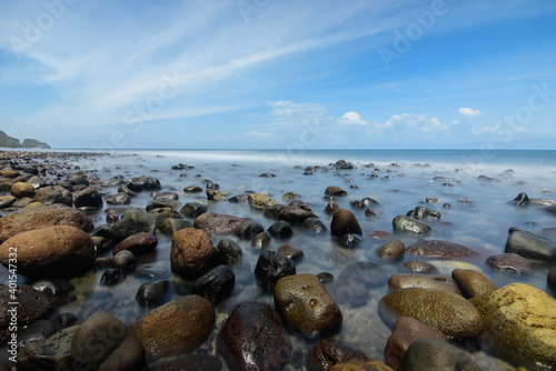 Round rocks on the Karangle  © Yan Masang