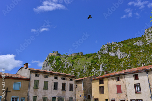 Roquefixade (09300) dominé par son château sur la montagne, Ariège en Occitanie, France photo