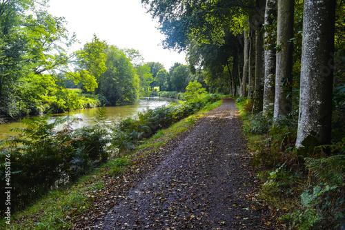 Le long du canal de Nantes à Brest, entre Josselin et Pontivy