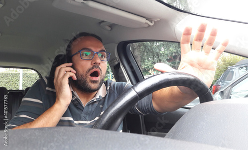 Telefonare alla guida dell'auto - illegale photo