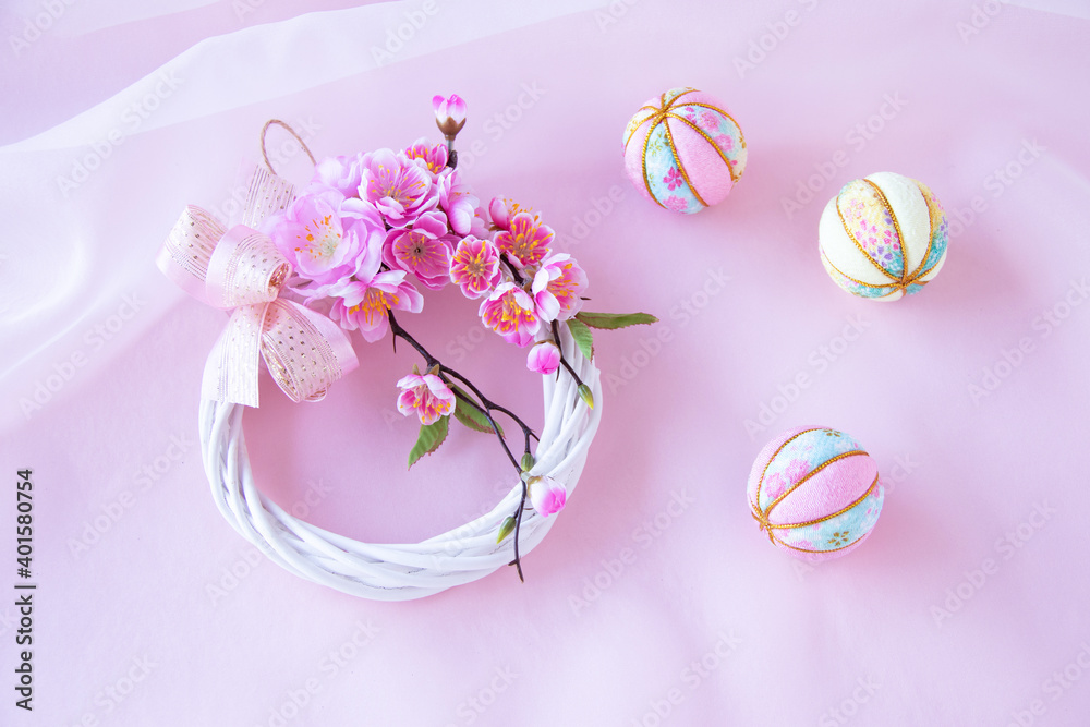 桃の花のリースと手毬