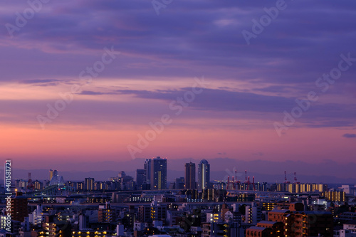 神戸岡本梅林公園から夜明け前の市街地。太陽が昇る前、空は紫色に染まり高層ビルがシルエットで浮かぶ © 宮岸孝守