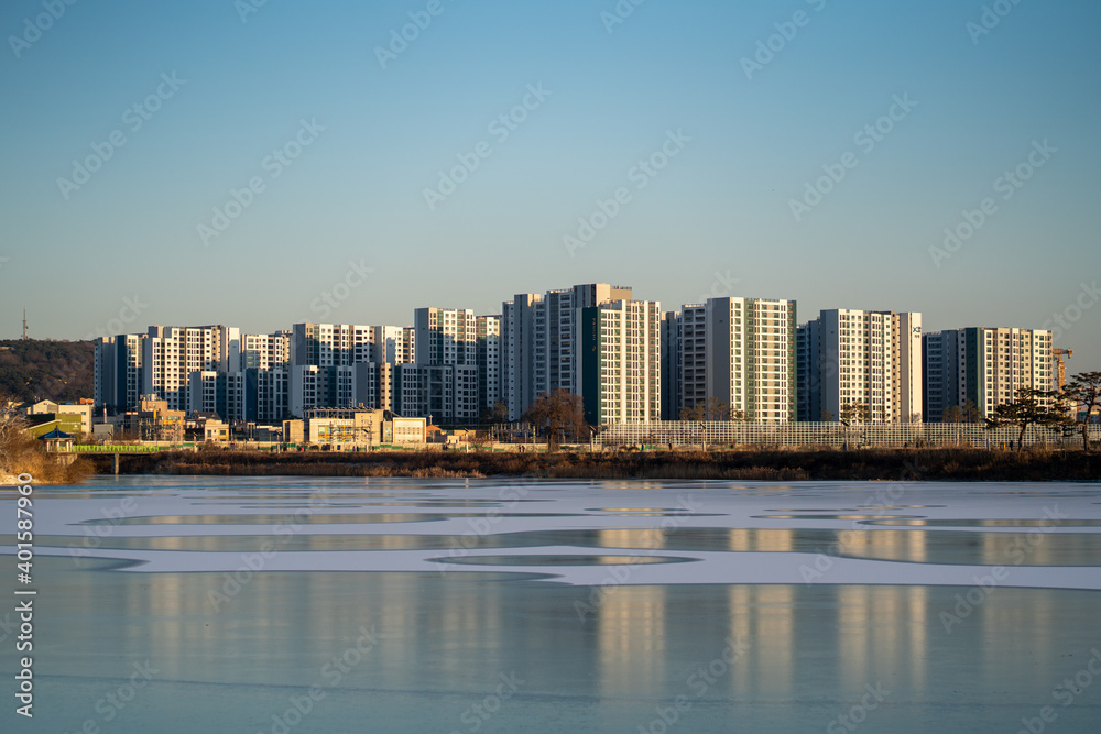 Fototapeta premium Views of the lake, bridge and city