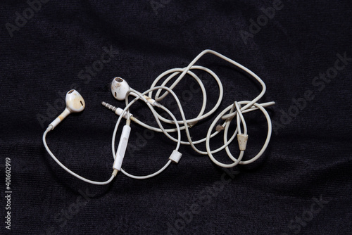 Earphones that have been used before There is a lot of dirt on the black cloth.