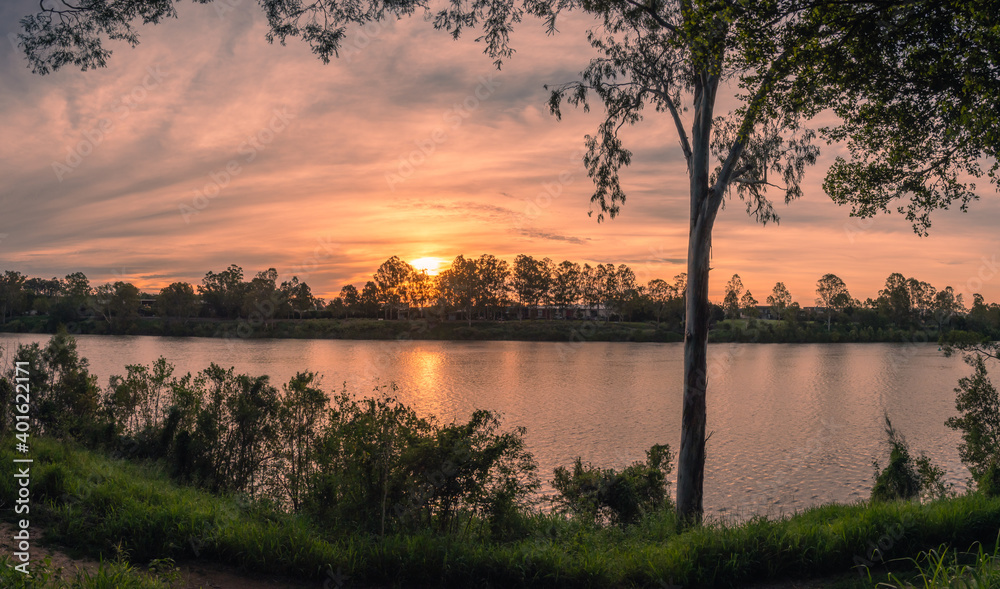 Obraz premium Beautiful Panoramic Riverside Sunset with Reflections