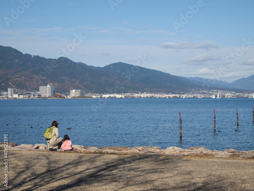 青空と水辺の人々