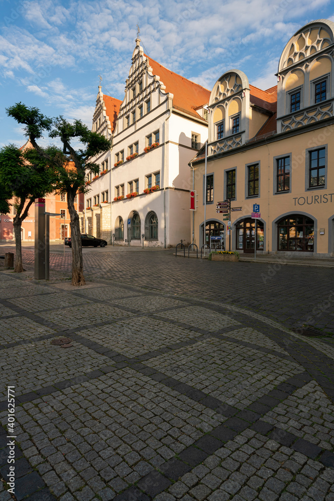Der Marktplatz mit schönen Bürgerhäusern in Naumburg/Saale an der Straße der Romanik, Burgenlandkreis, Sachsen-Anhalt, Deutschland Der Marktplatz mit schönen Bürgerhäusern in Naumburg/Saale an der Straße der Romanik, Burgenlandkreis, Sachsen-Anhalt, Deutschland