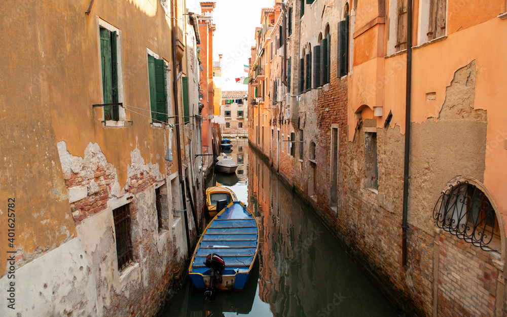 gli stretti canali di Venezia nel quartiere San Polo