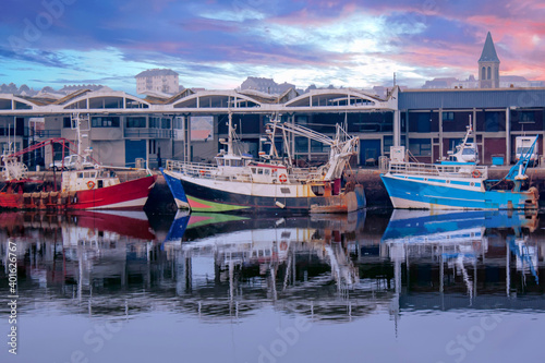 Dieppe. Chalutiers à quai sous soleil couchant. Normandie. Seine-Maritime	