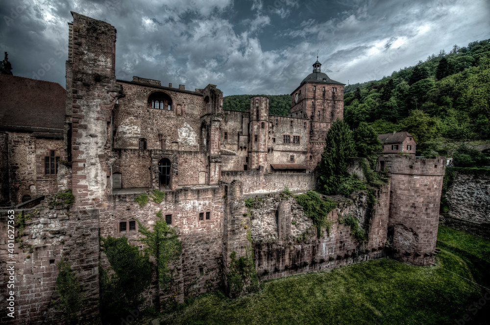 Das Heidelberger Schloß bei dramatischem Gewitterhimmel