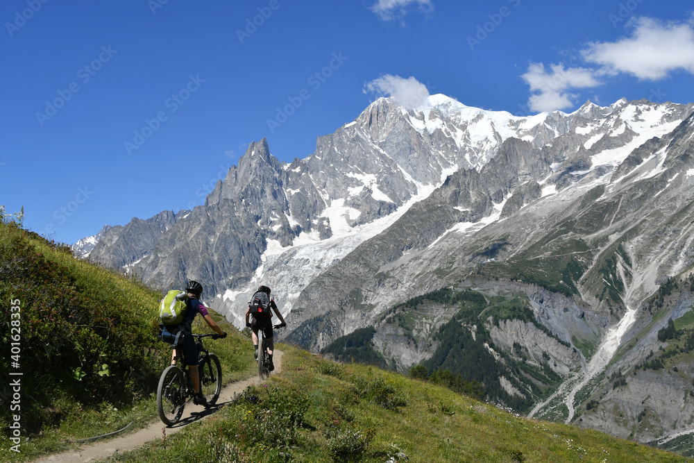 Bikers con Monte Bianco sullo sfondo 