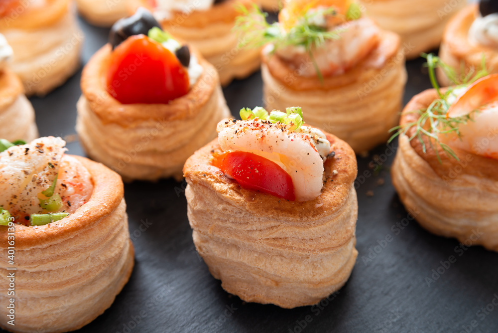 Vassoio di vol au vent con farciture varie Vassoio di vol au vent con farciture varie