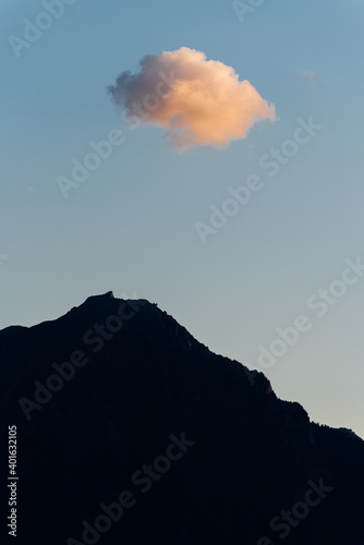 un nuage au dessus du sommet d'une montagne © david