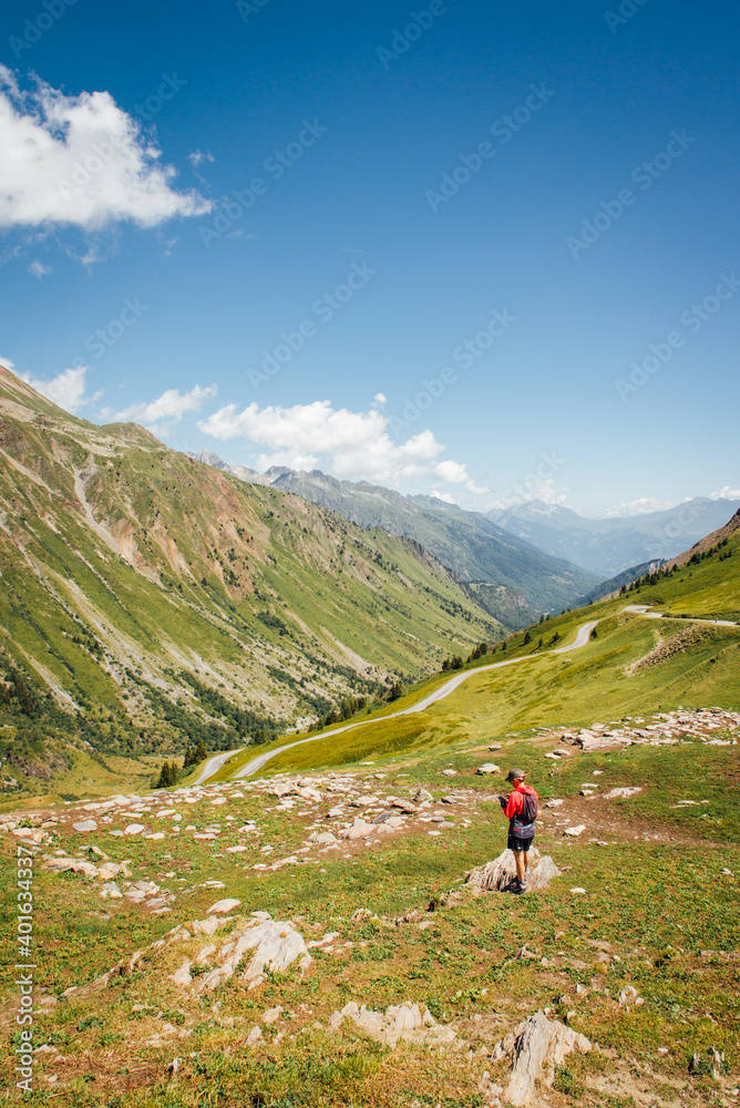 une randonnée dans la montagne. Un randonneur dans les Alpes françaises