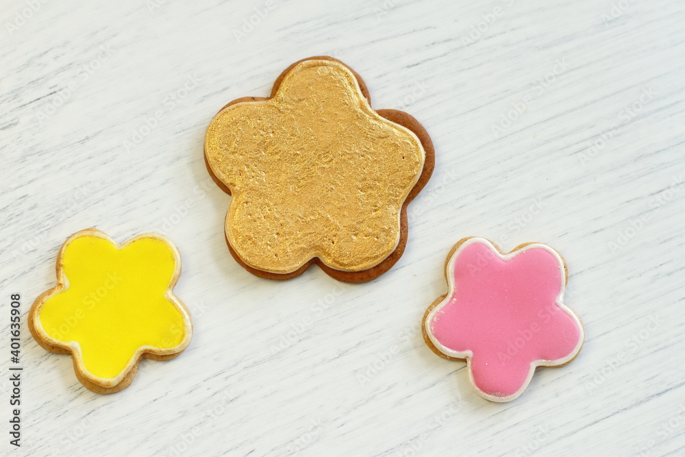 Obraz premium Gingerbread cookies for sweet present on birthday, anniversary, Saint Valentine's day, wedding. Dessert formed man, girl, star. Home made pastry on white wooden background