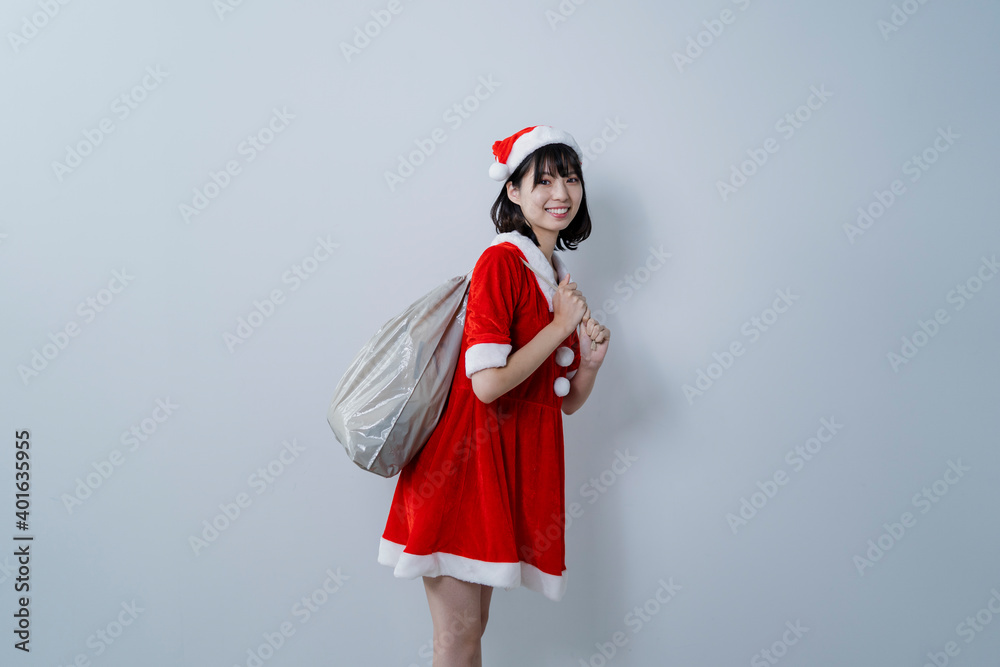 サンタクロースのコスプレをした女性 サンタクロースのコスプレをした女性