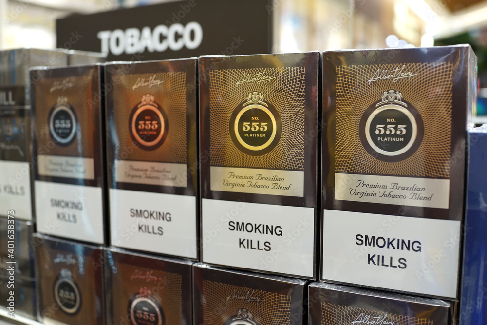 Zdjęcie Stock State Express 555 cigarettes in Changi airport tobacco