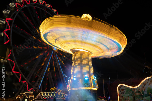 Kattenkarussell in der Nacht photo