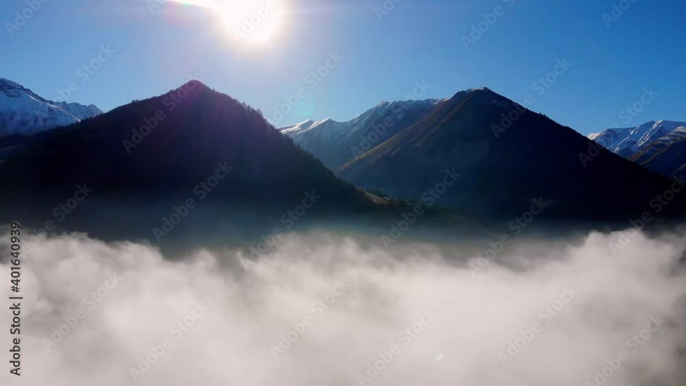 Drone dans les montagnes au dessus des nuages