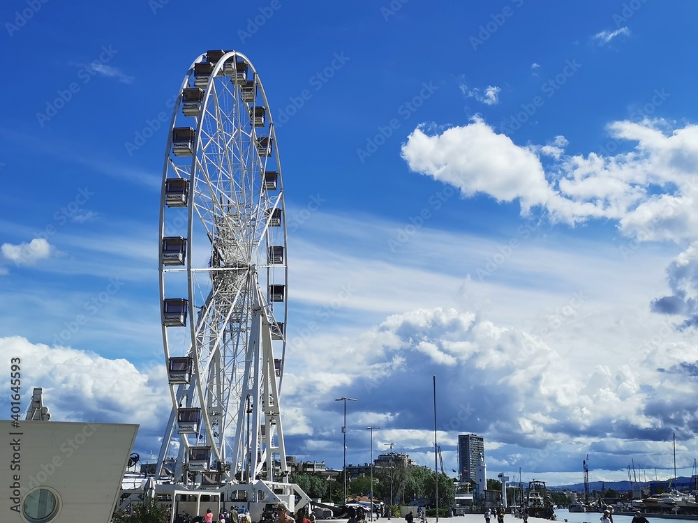 Ruota Panoramica Rimini  Cielo azzurro nuvole
