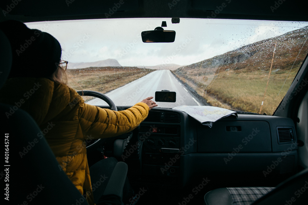 Young woman drive big old converted camper van, navigate smartphone on  dashboard to use gps app on screen to arrive to camping ground destination.  Road trip vanlife concept Stock 写真 | Adobe