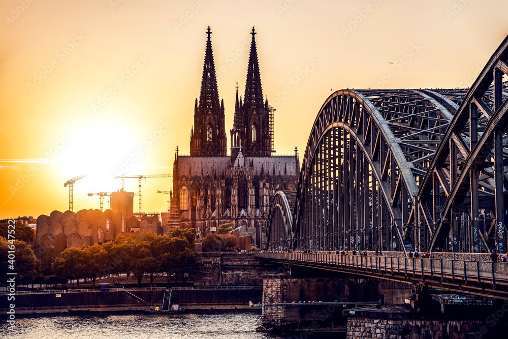 Naklejka premium Köln Panorama bei Sonnenuntergang mir Kölner Dom.
