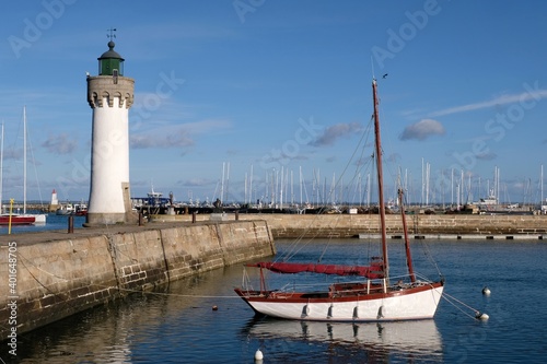 Phare et voilier amarré à Port-Haliguen dans le Morbihan