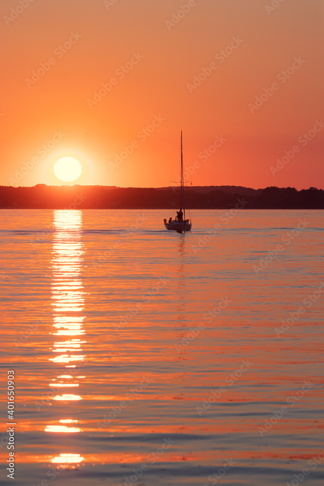 Segelboot bei Sonnenuntergang