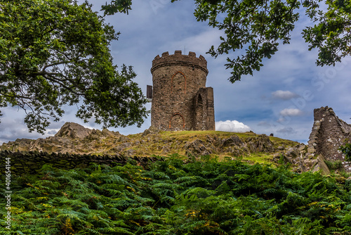 Foto A rocky outcrop and Old John folly in Bradgate Park, Leicestershire