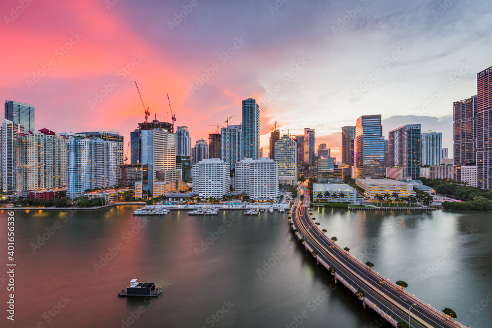 Fototapeta premium Miami, Florida, USA skyline on Biscayne Bay