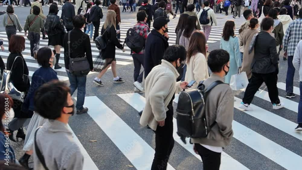 渋谷スクランブル交差点の横断歩道を渡る人たちのスローモーション動画 渋谷スクランブル交差点の横断歩道を渡る人たちのスローモーション動画
