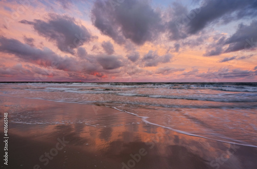 Kolorowy wschód słońca nad Bałtykiem, wybrzeże Morza Bałtyckiego ,Kołobrzeg, Polska.