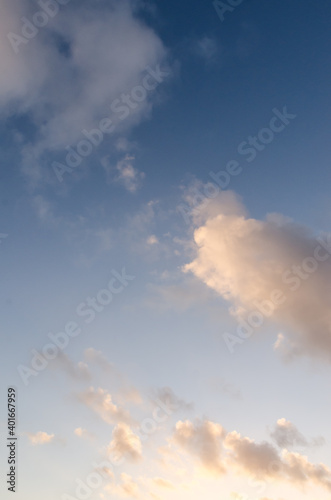 Lumière du soir dans les nuages