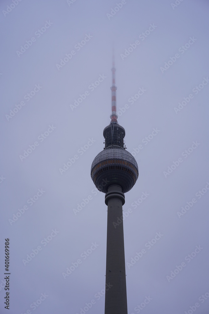 Fernsehturm Berlin Alexanderplatz bei Nebel