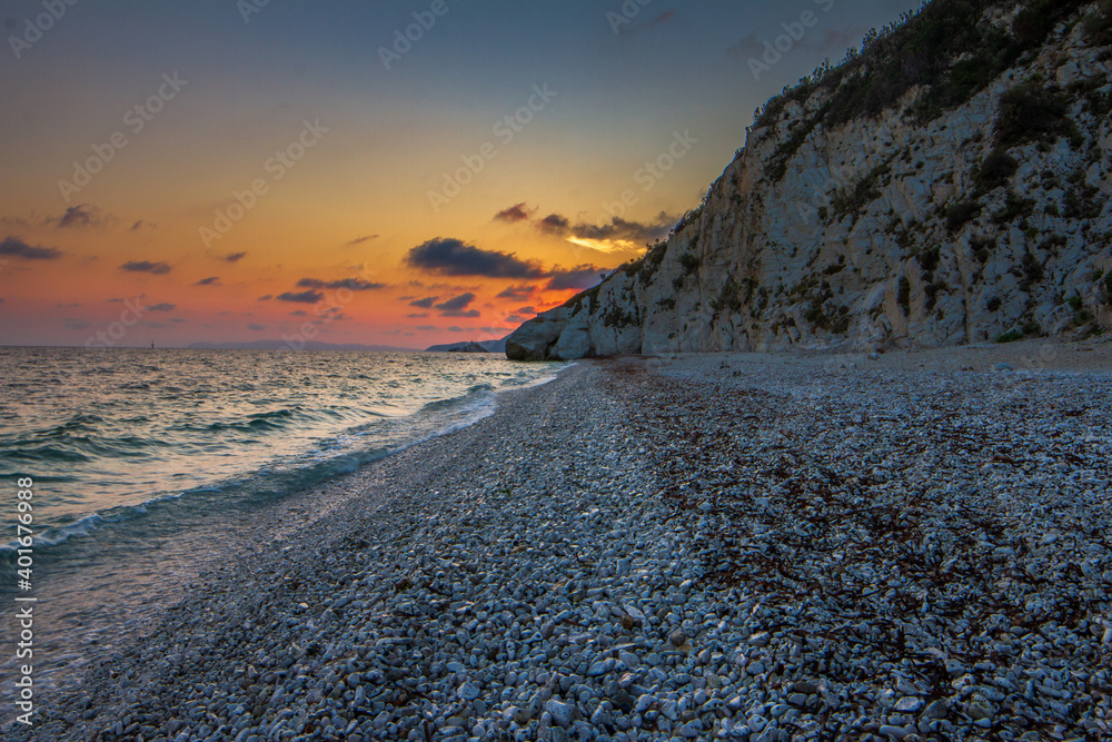 spiaggia di sassi bianchi dell'isola d'Elba all'alba spiaggia di sassi bianchi dell'isola d'Elba all'alba