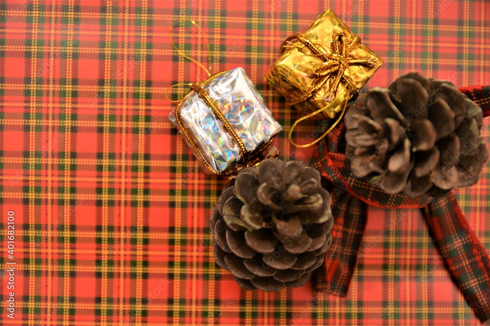 sfondo natalizio con pigne e pacchetti regalo sfondo natalizio con pigne e pacchetti regalo