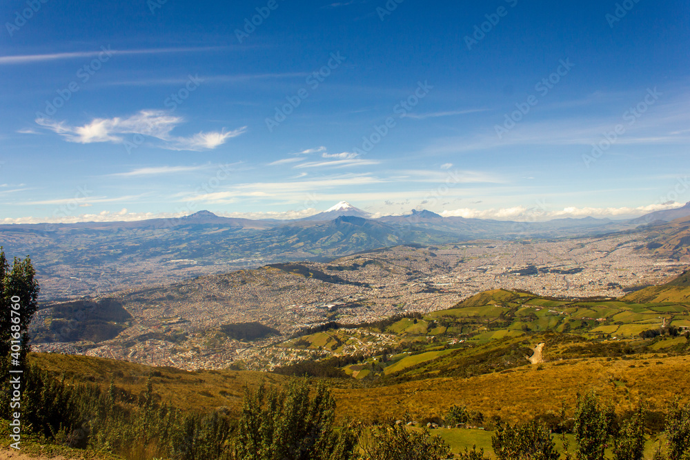 El volcán Cotopaxi tomado desde el mirador del teleférico. Quito - Ecuador