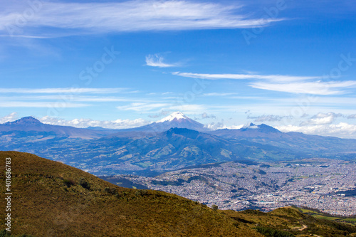 El volc  n Cotopaxi tomado desde el mirador del telef  rico. Quito - Ecuador