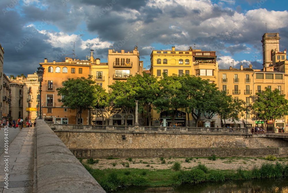 Edificios del casco antiguo de la ciudad de Girona, bañados con la luz de la hora dorada, en el noreste de Catalunya