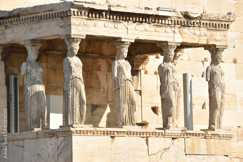 Vista de los principales monumentos y sitios de Atenas (Grecia). Acrópolis. Templo de Atenea (Athena) o Erecteion (Erechtheion). Las Cariátides (Caryatids)