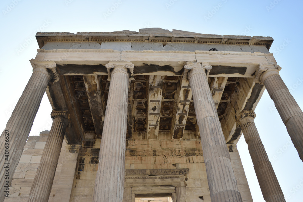 Obraz premium Vista de los principales monumentos y sitios de Atenas (Grecia). Acrópolis. Templo de Atenea (Athena) o Erecteion (Erechtheion). Las Cariátides (Caryatids)