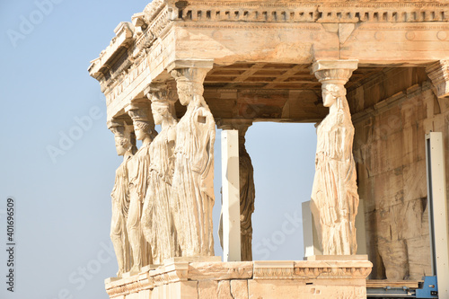 Vista de los principales monumentos y sitios de Atenas (Grecia). Acrópolis. Templo de Atenea (Athena) o Erecteion (Erechtheion). Las Cariátides (Caryatids) photo