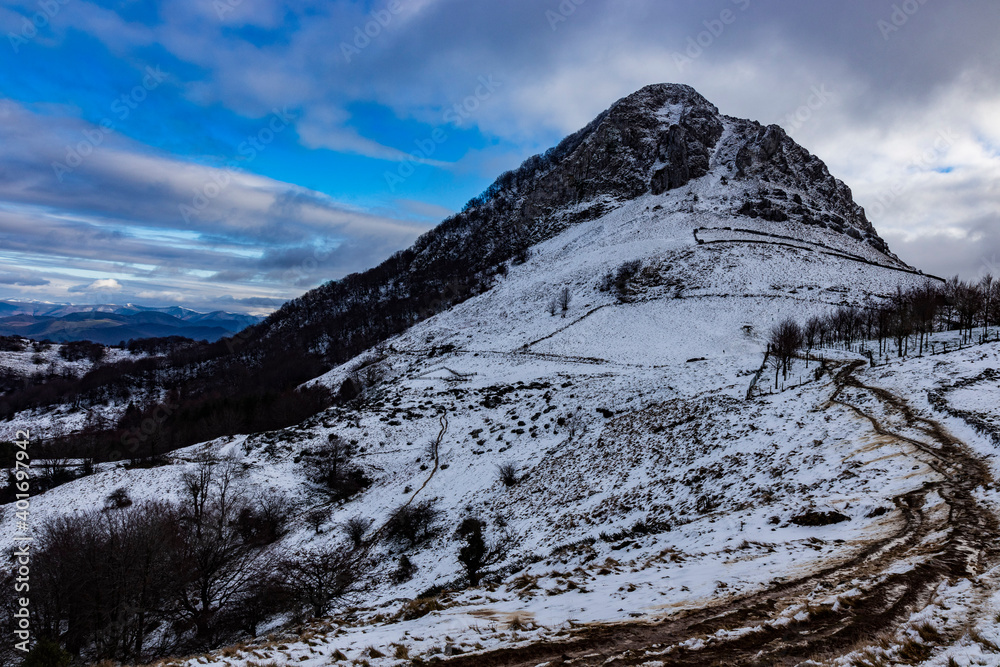 Subida al Ernio con nieve nevado