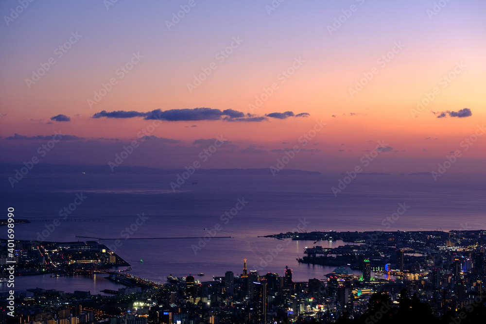 摩耶山掬星台からの神戸市街夕暮れ。街の灯が灯りだし百万ドルの夜景がみられるとき