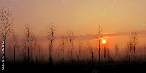 Paesaggio invernale in campagna all'alba ed al tramonto