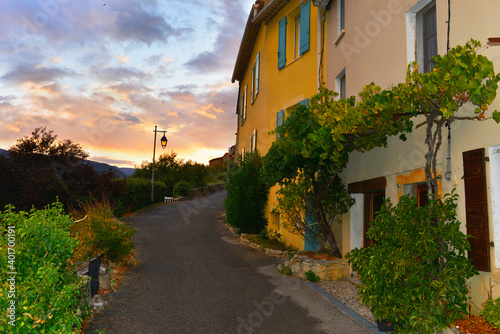 Fototapeta Naklejka Na Ścianę i Meble -  Montée dans la Basse rue au soleil couchant à Montbrun-les-Bains (26570), Drôme en Auvergne-Rhône-Alpes, France